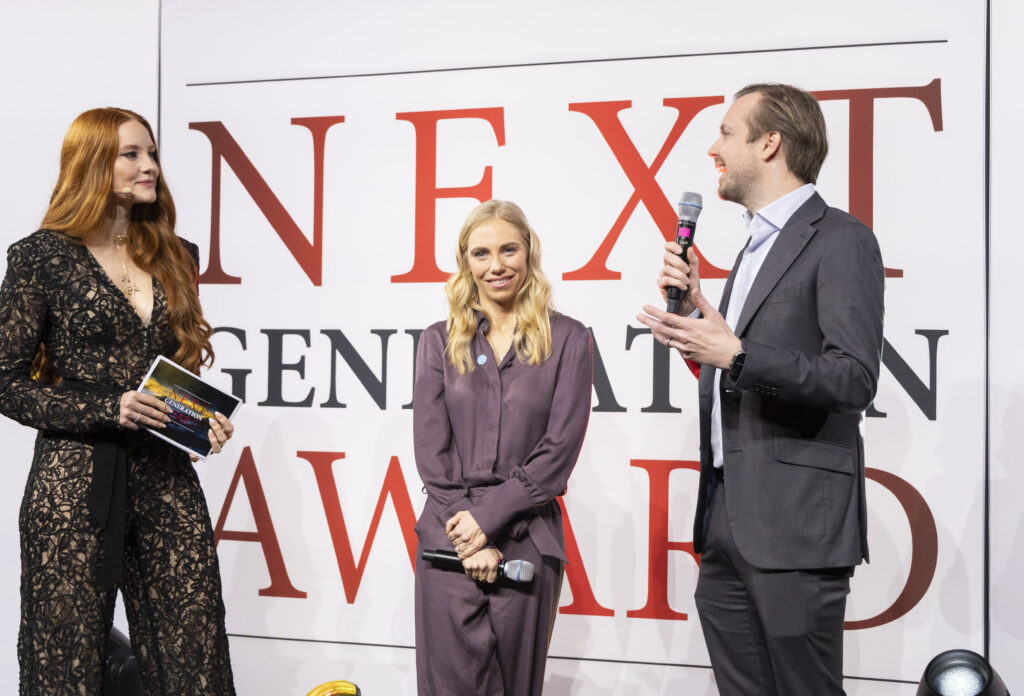 Barbara Mayer im Bühnentalk mit Niki Fellner und Jenny Magin beim Next Generation Award 2025.