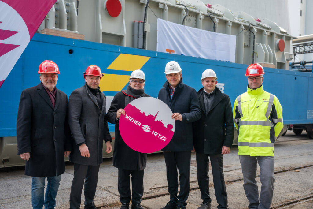 Stadtrat Peter Hanke bei der Anlieferung des Riesen-Trafo im Umspannwerk Simmering.