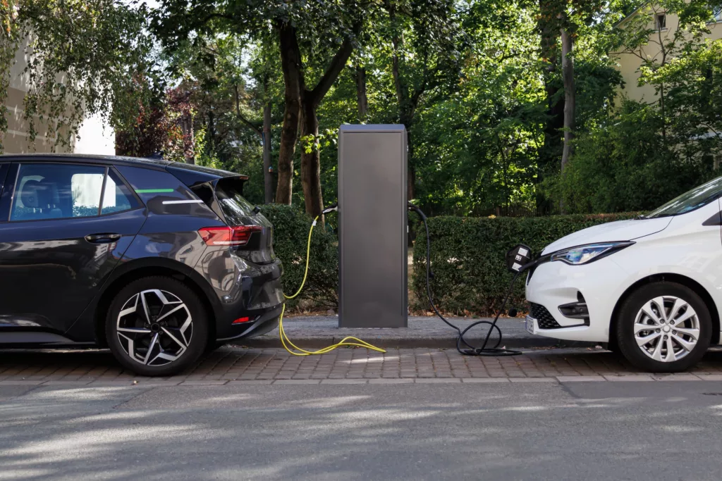 Bei den reinen Verbrauchskosten schneiden Elektroautos den Berechnungen zufolge deutlich günstiger ab als Benzin- und Dieselfahrzeuge.