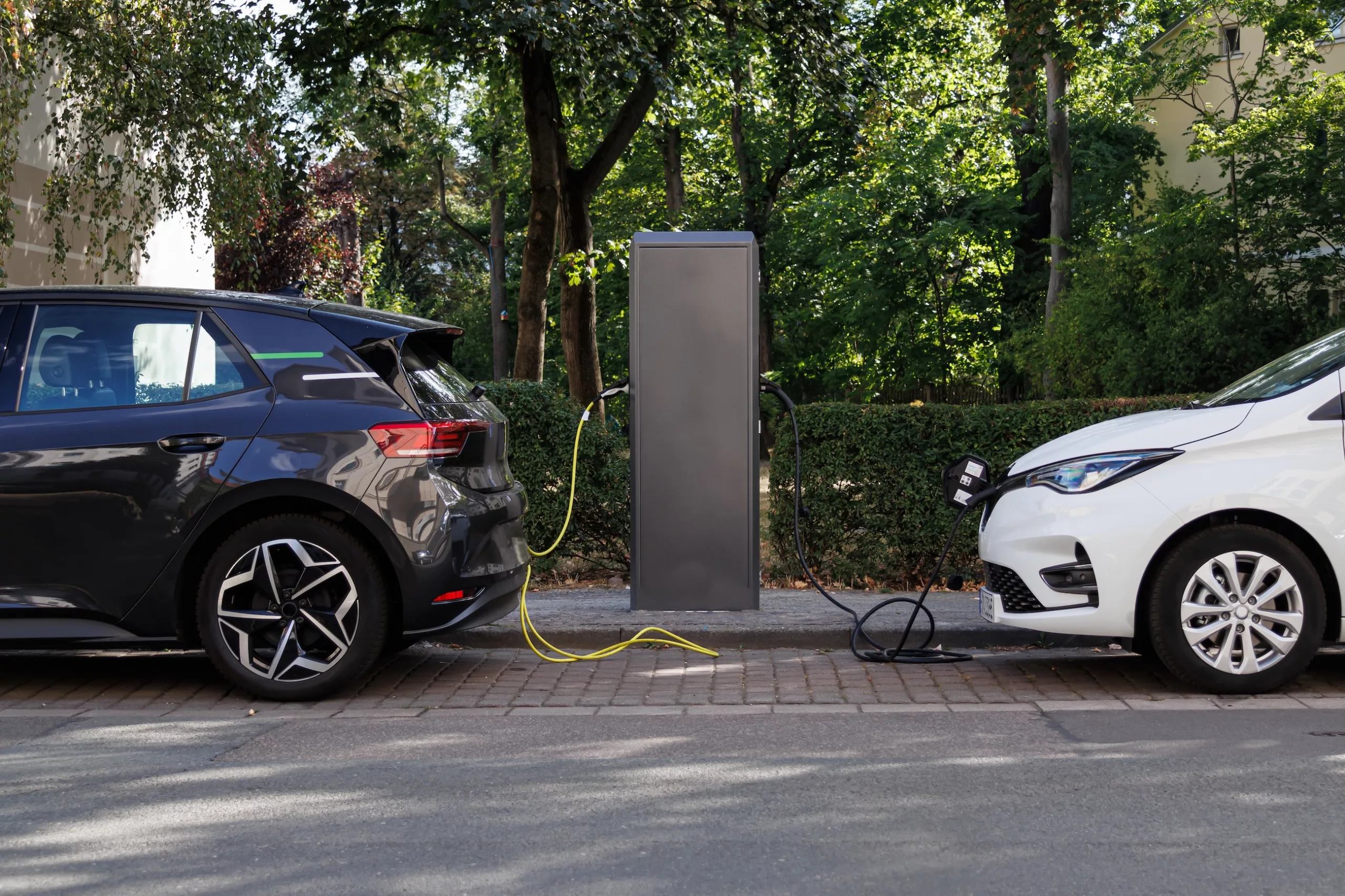 Bei den reinen Verbrauchskosten schneiden Elektroautos den Berechnungen zufolge deutlich günstiger ab als Benzin- und Dieselfahrzeuge.